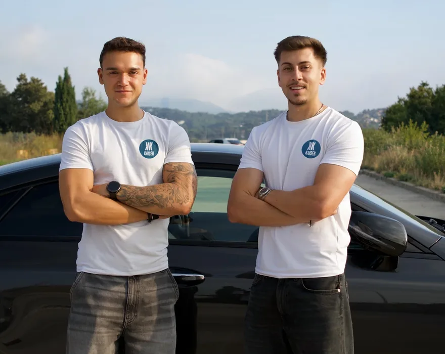 Carlos y Sergi, de Kaiser Automóviles, junto a un coche