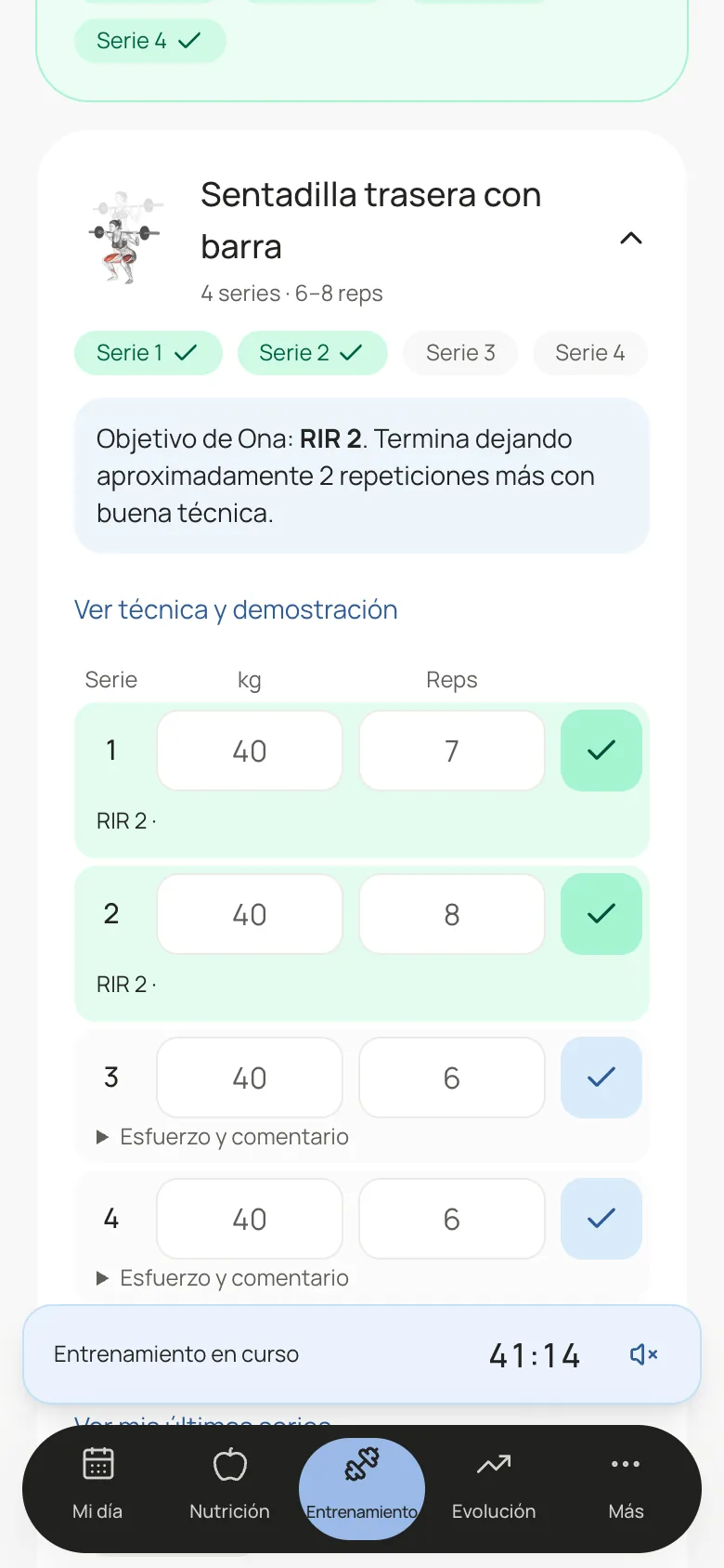 Sesión en curso: cada serie con peso, repeticiones y esfuerzo percibido, y el tiempo a la vista.