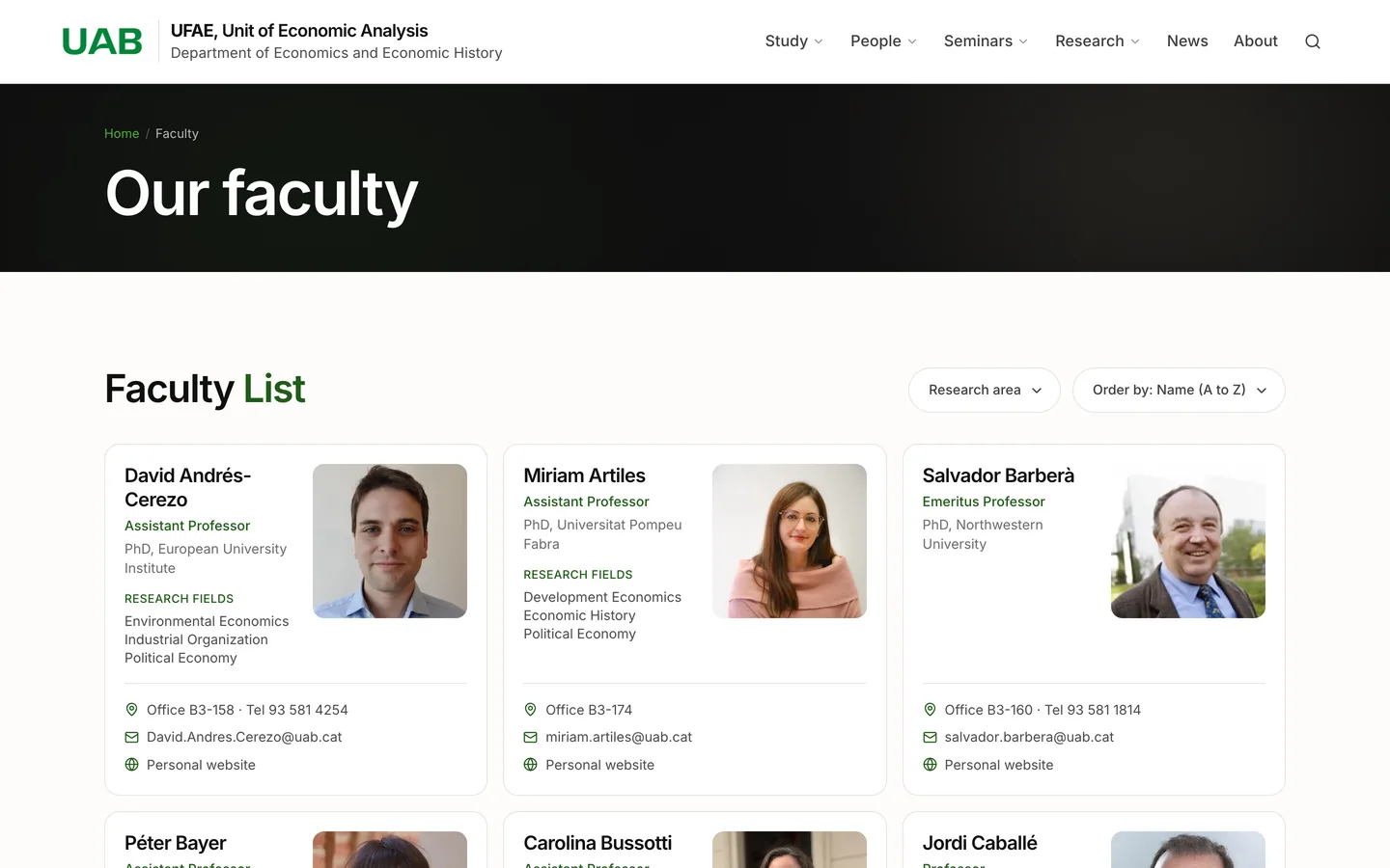 Directorio del profesorado con filtros por área; sus fichas se editan desde el panel.
