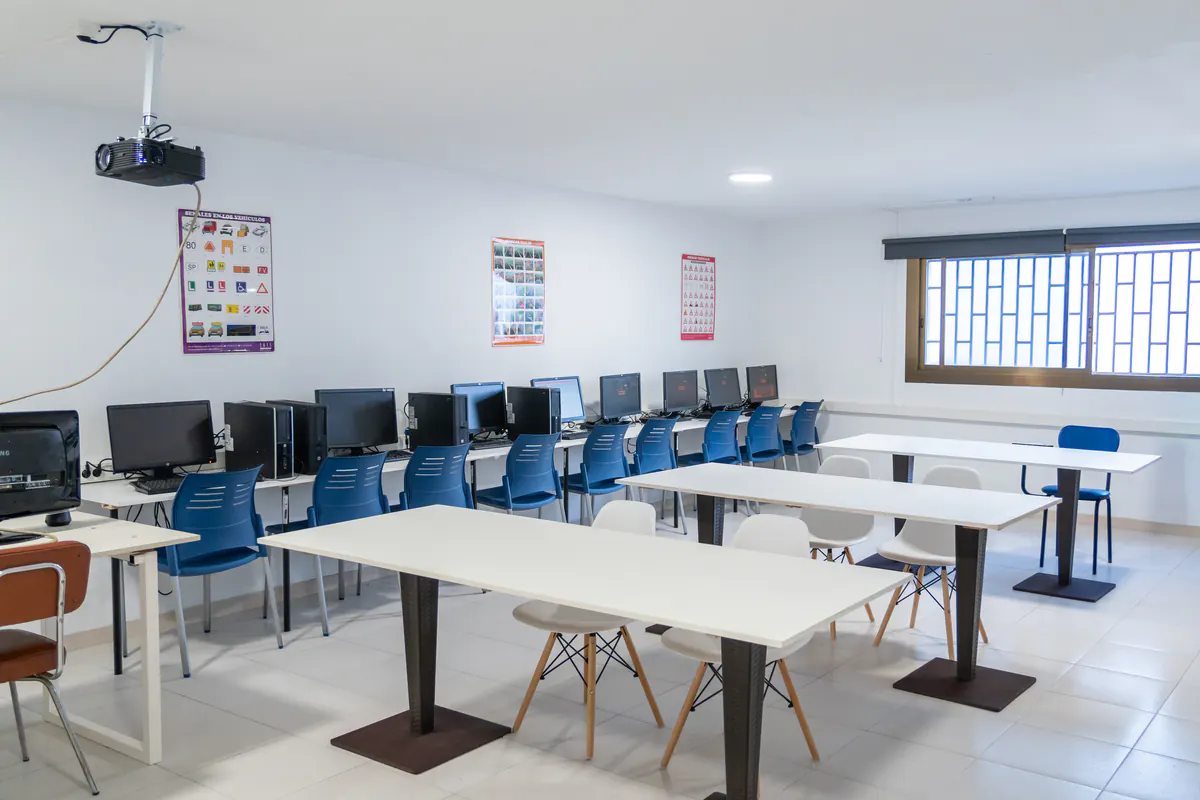 Aula de teórica con ordenadores y proyector