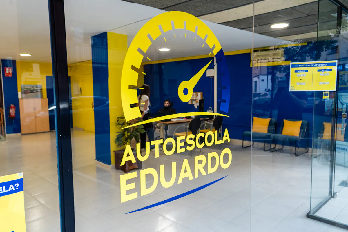Logotipo de Autoescola Eduardo en el cristal de la entrada