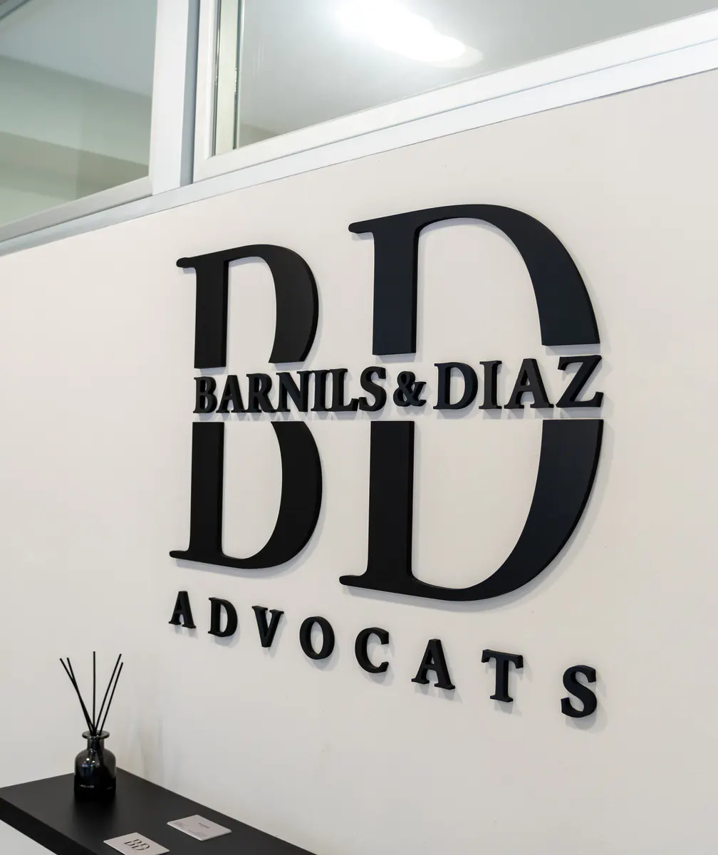 Logotipo de Barnils & Díaz Advocats en relieve en la pared de recepción