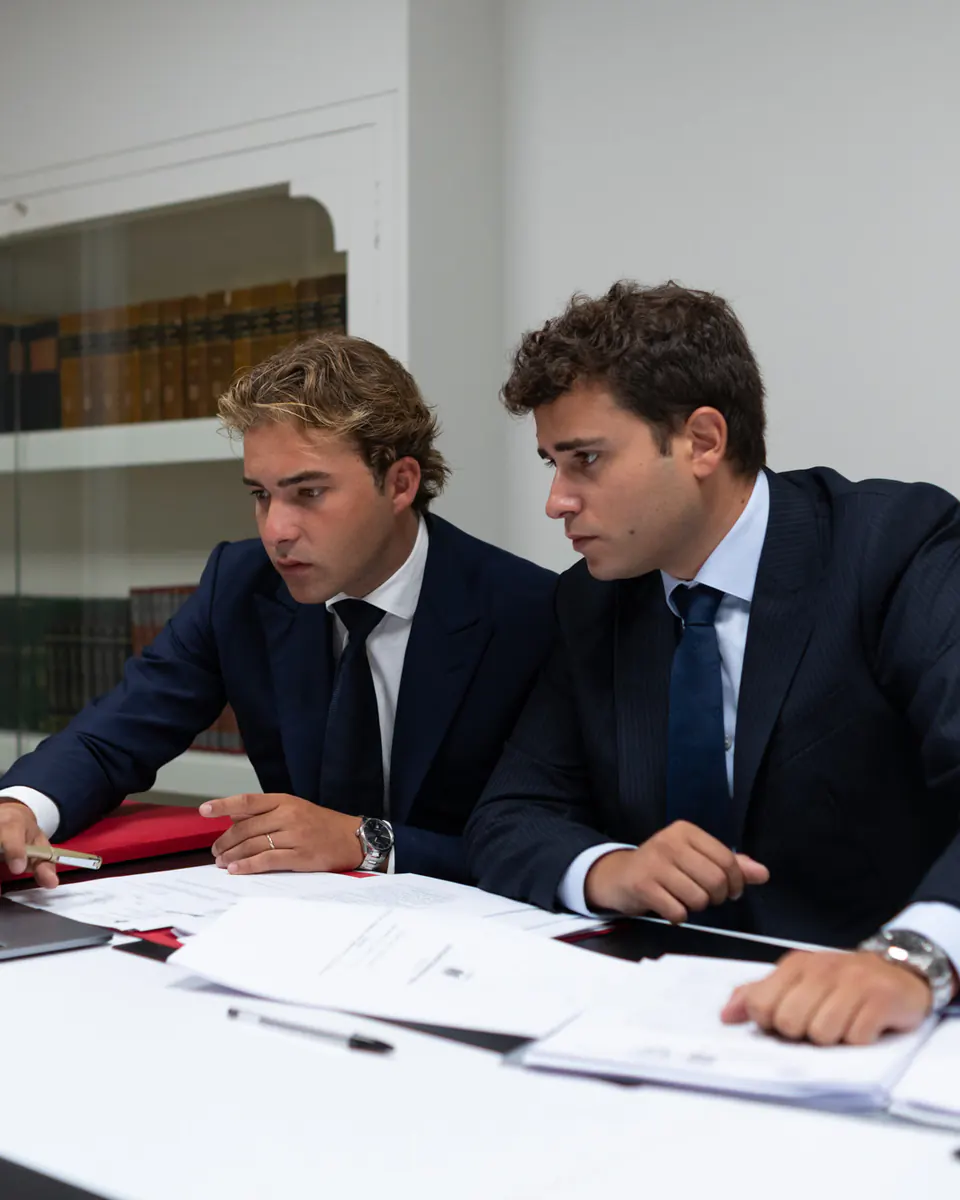 Los dos socios de Barnils & Díaz trabajando juntos en el despacho
