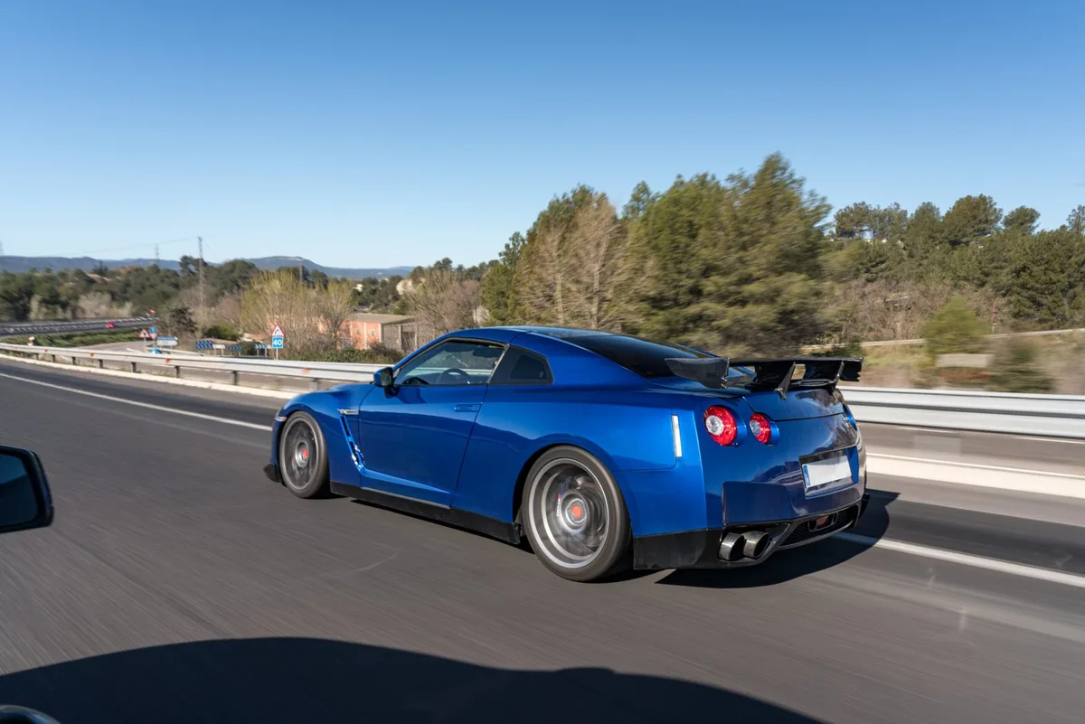 Nissan GT-R azul en la autovía durante una ruta