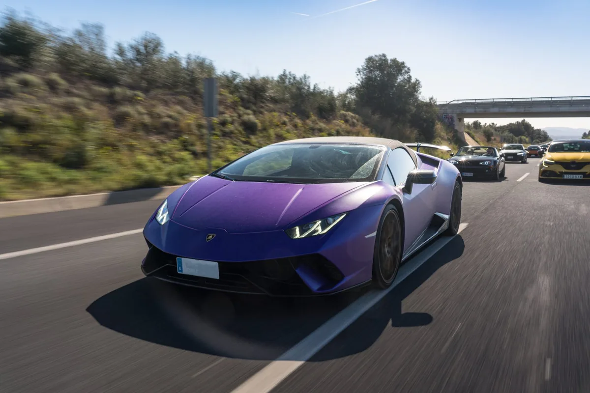 Lamborghini Huracán morado en marcha durante una ruta del club