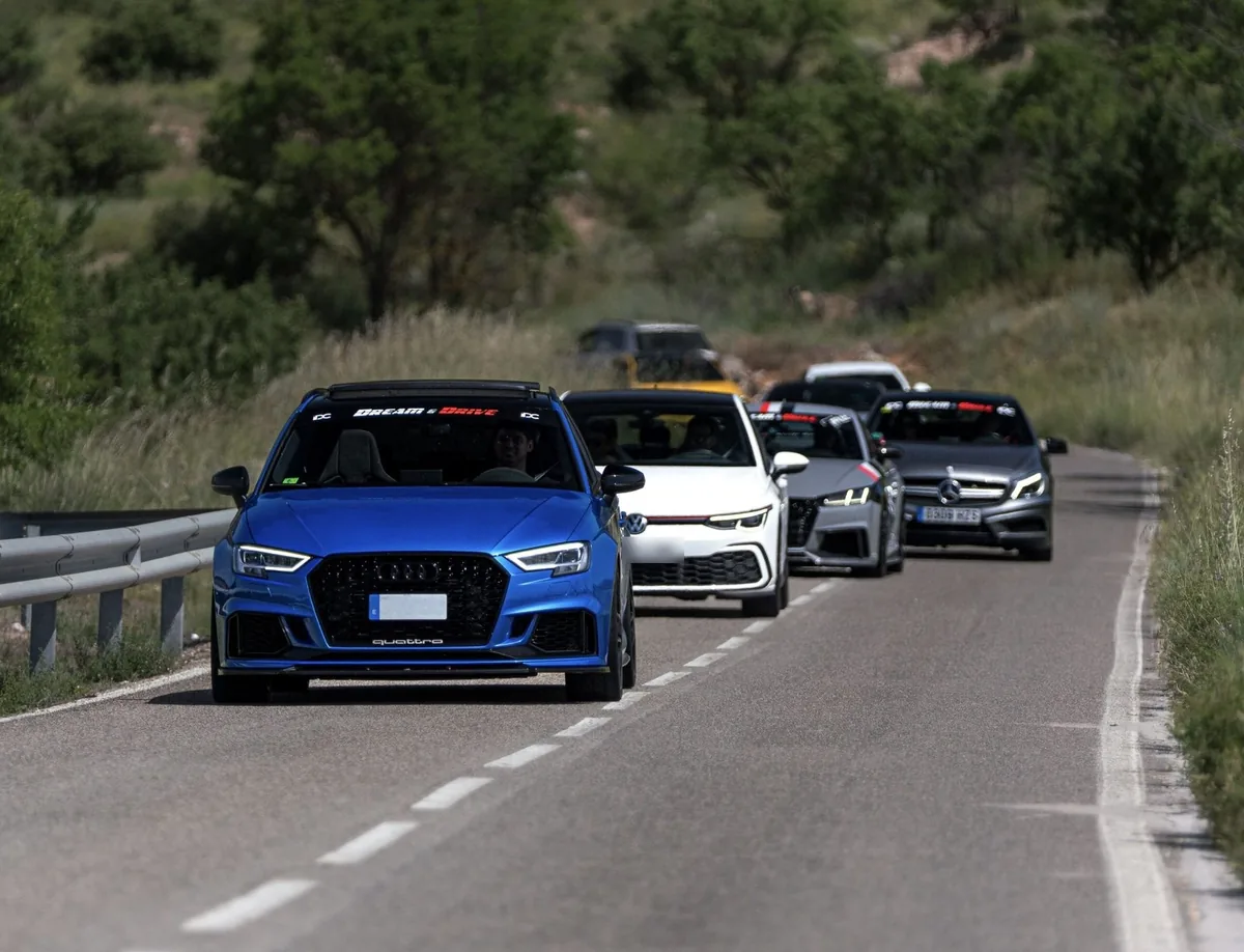 Audi RS3 azul encabezando un grupo de coches del club
