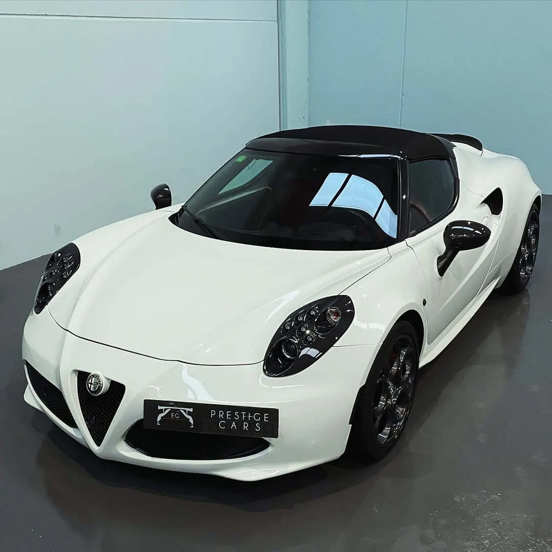 Alfa Romeo 4C blanco con el portamatrículas de EG Prestige Cars