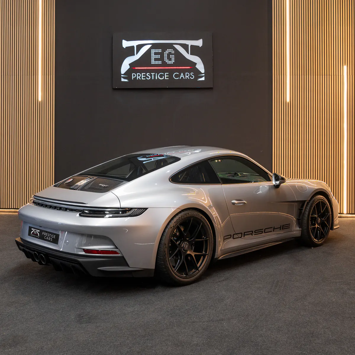 Porsche 911 S/T de tres cuartos trasero bajo el rótulo de EG Prestige Cars