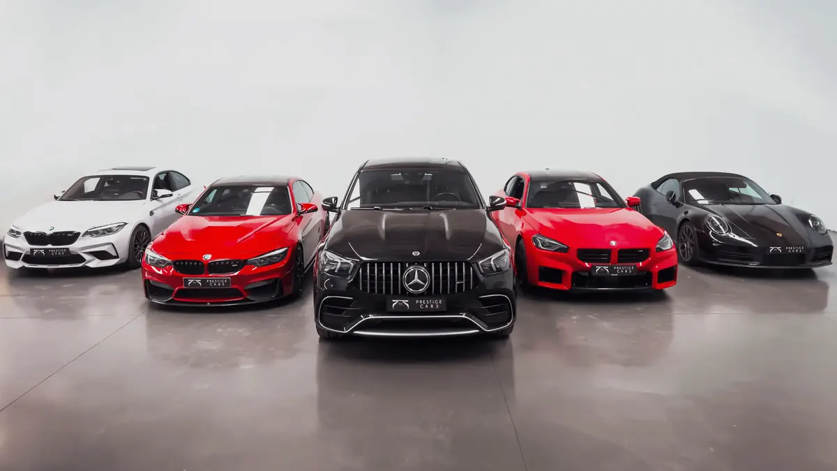Cinco deportivos alineados en el showroom de EG Prestige Cars, con un Mercedes-AMG GLE 63 en el centro