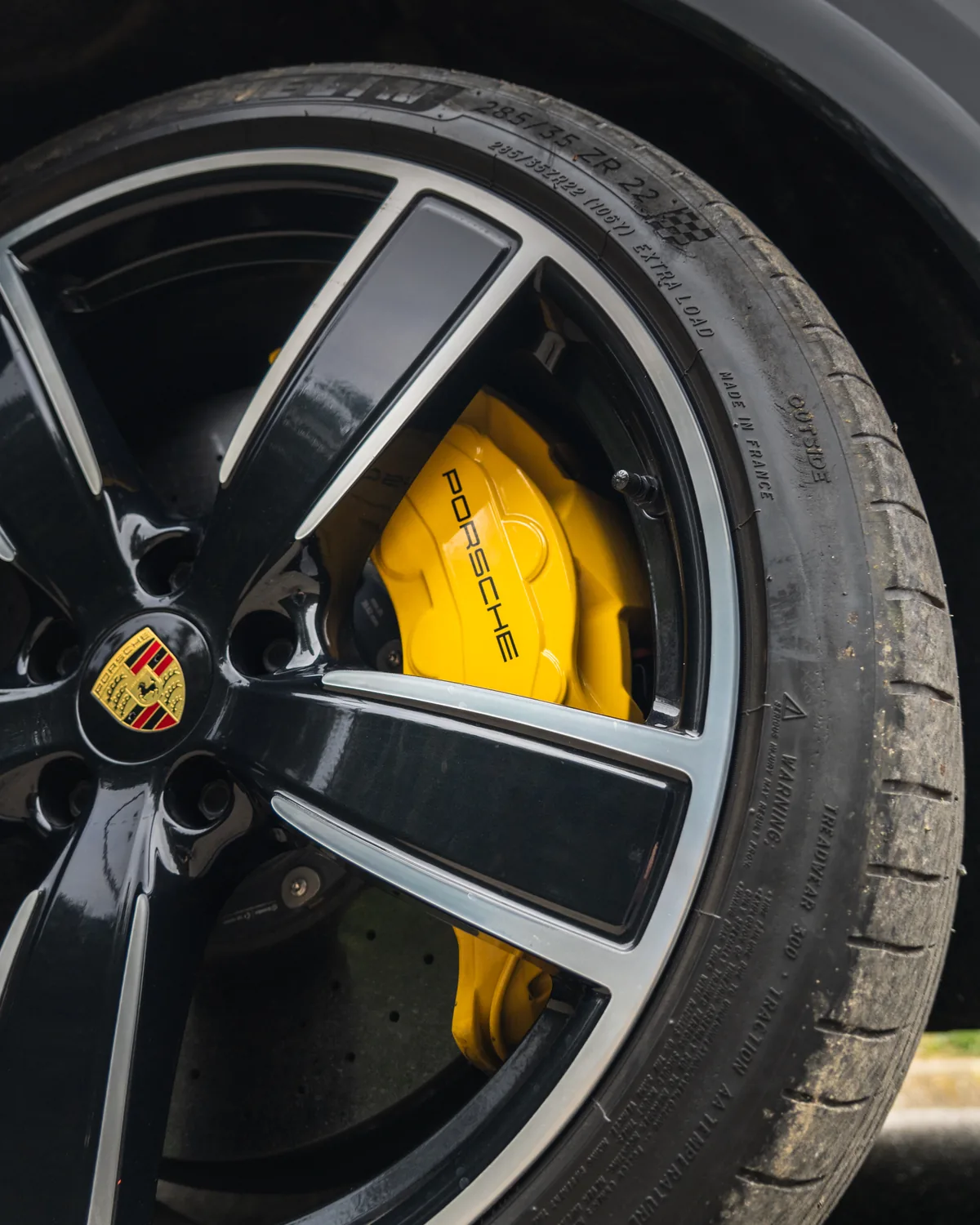 Llanta del Porsche Cayenne Turbo S con la pinza de freno amarilla