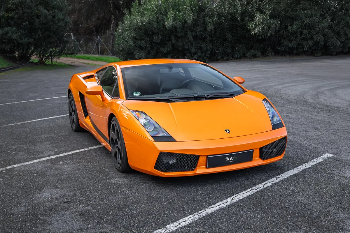 Lamborghini Gallardo naranja de tres cuartos delantero con el portamatrículas de Flat6