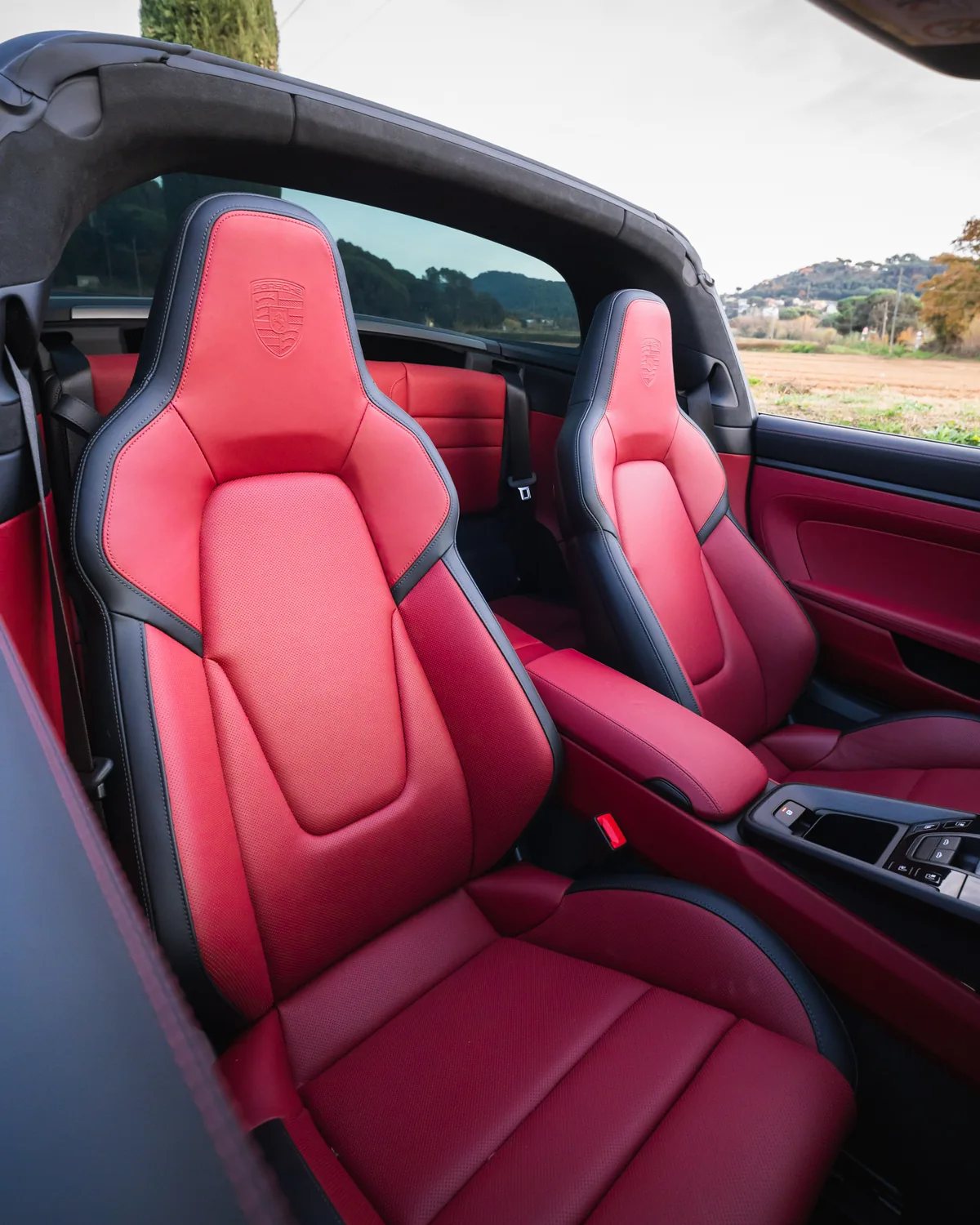 Asientos de cuero rojo del Porsche 911 Targa con el techo abierto