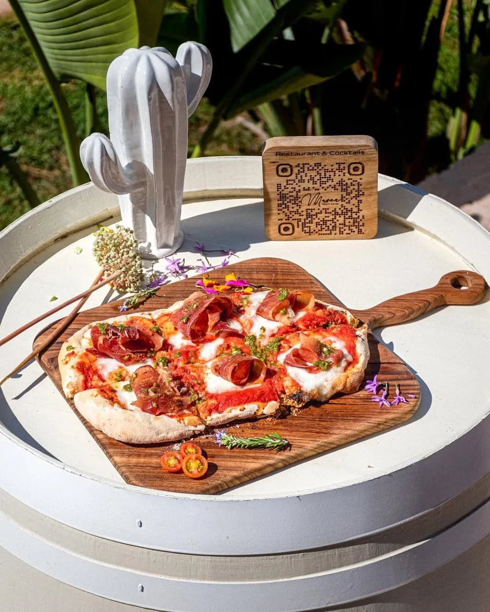 Pizza de Forno di Marea en tabla de madera sobre un barril