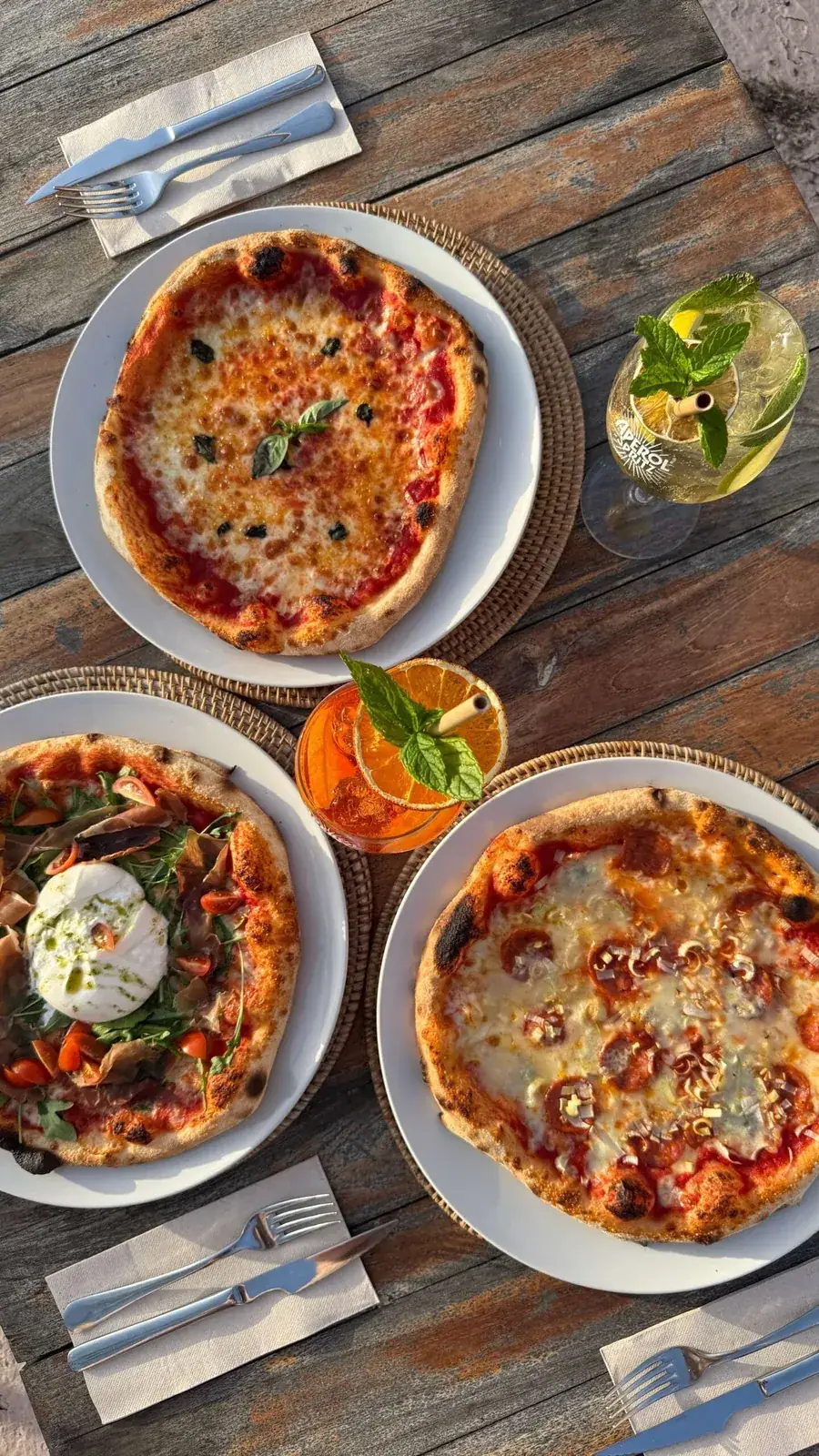 Tres pizzas de Forno di Marea y cócteles vistos desde arriba