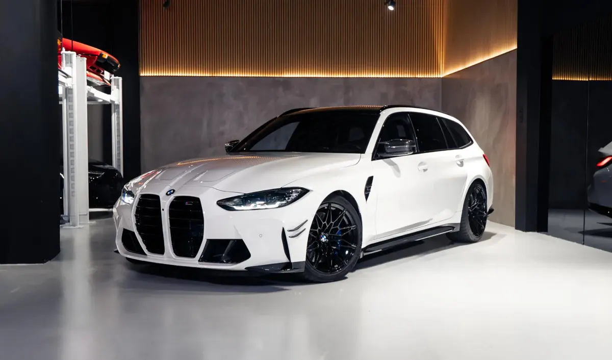 BMW M3 Touring blanco expuesto en el showroom de Maison Automotive