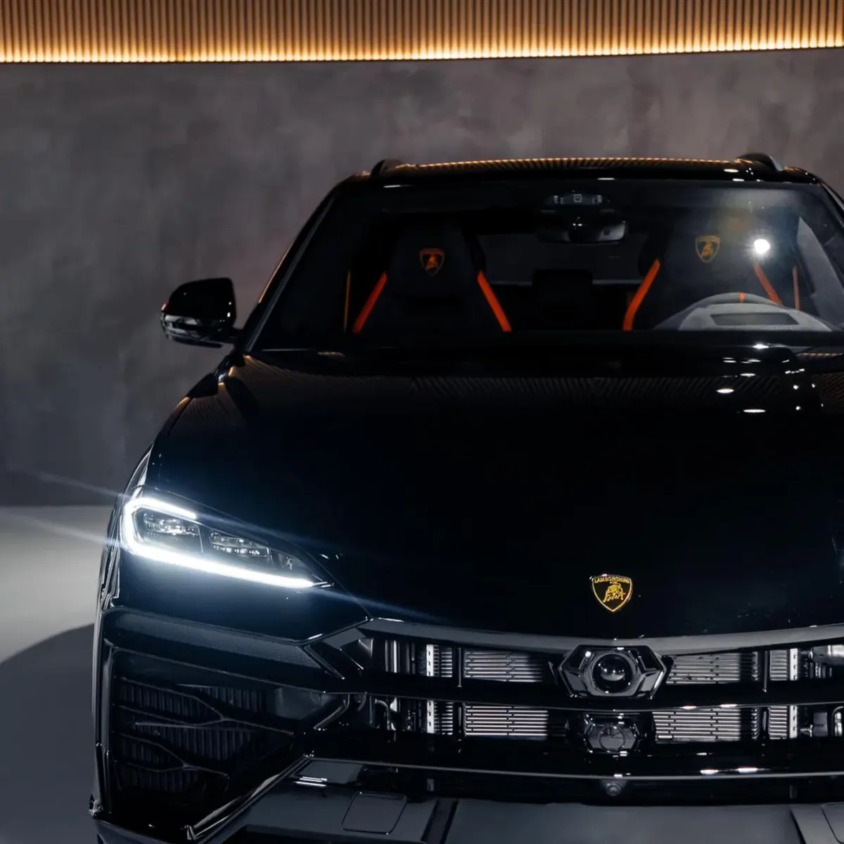 Frontal del Lamborghini Urus con los faros encendidos