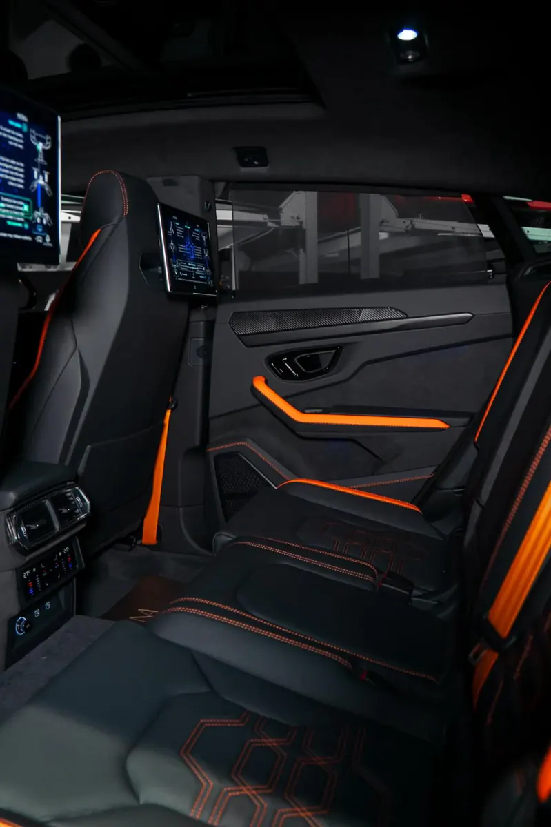 Interior del Lamborghini Urus en negro con costuras naranjas