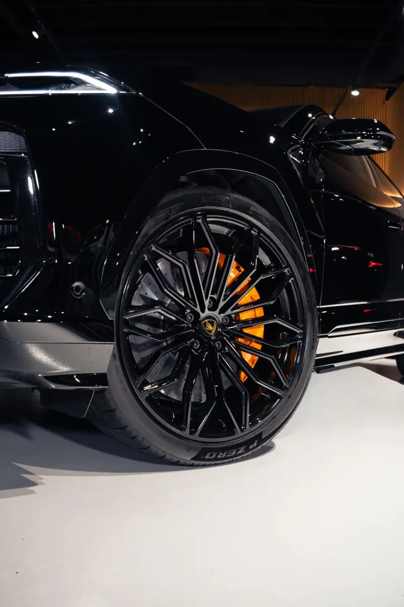 Llanta negra y pinza naranja del Lamborghini Urus