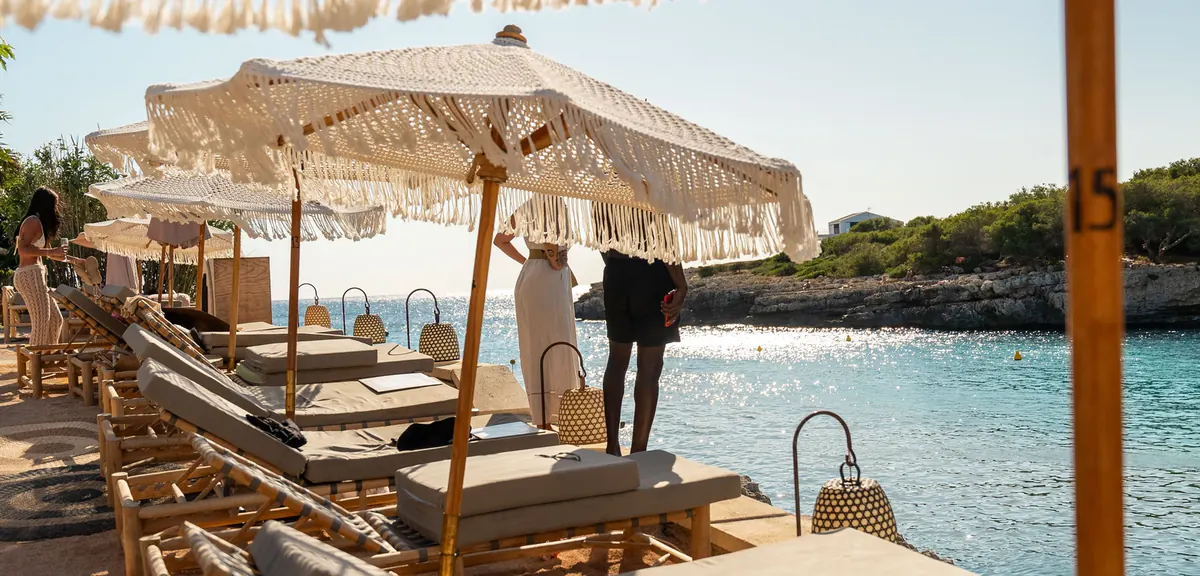 Camas balinesas del beach club de Marea frente al mar