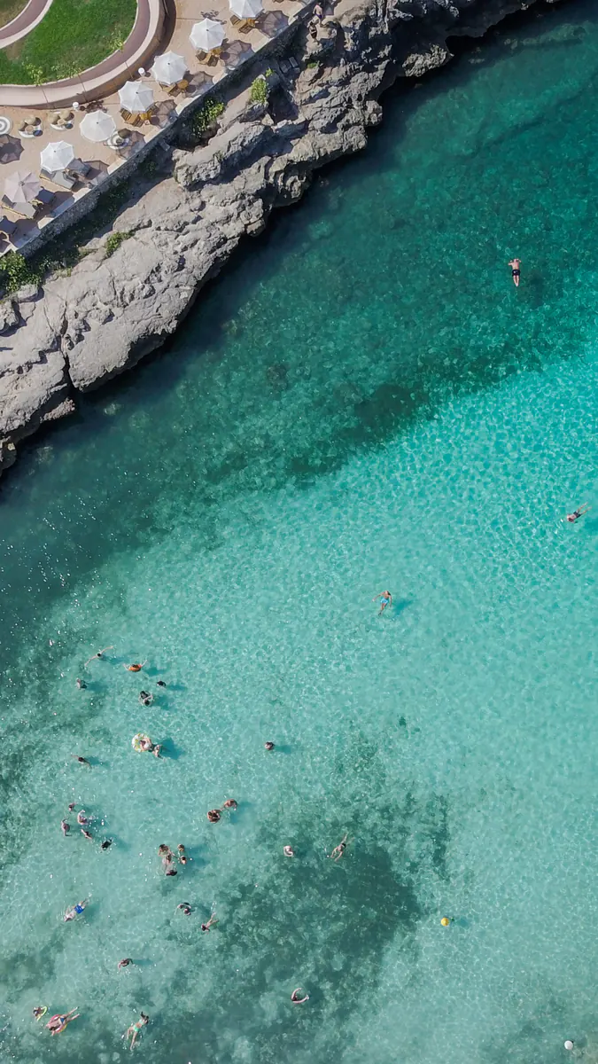 Vista aérea de la cala junto a Marea, con el agua turquesa y los bañistas
