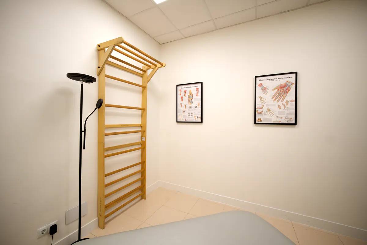 Sala de ejercicio terapéutico con espaldera de madera