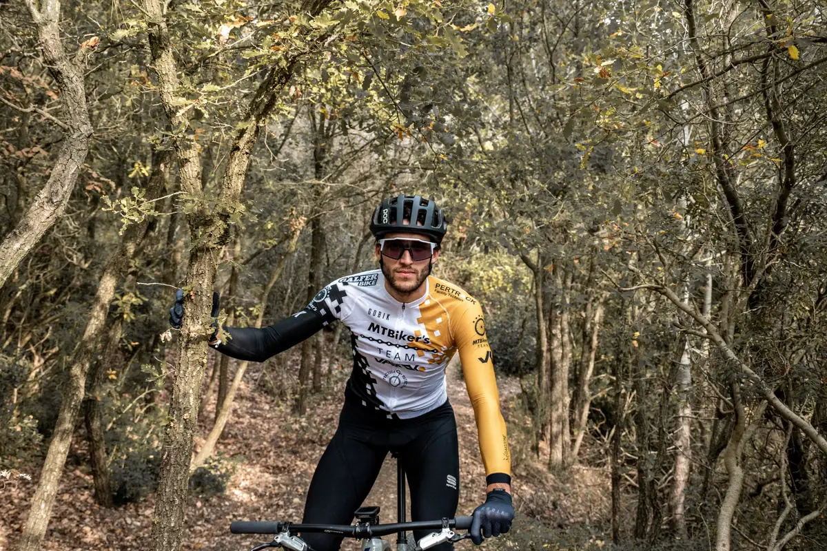 Ciclista del MTBiker’s Team con gafas Vairok entre los árboles