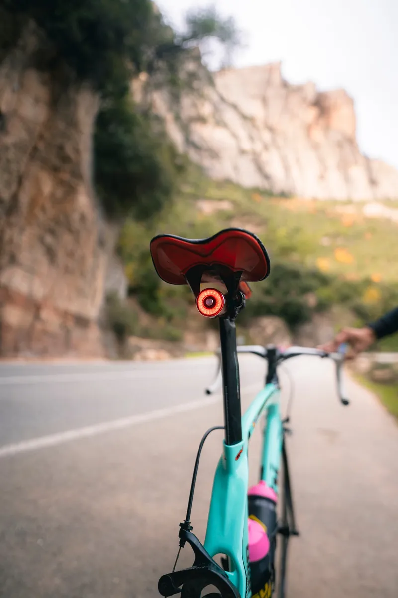 Bicicleta de carretera con la VK-Q5 encendida en un puerto de montaña