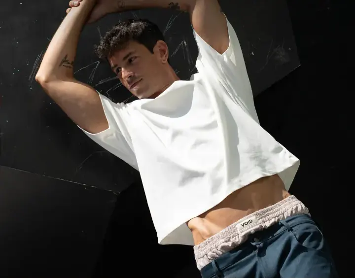 Modelo con la camiseta blanca crop de VOID dpt. sobre fondo negro
