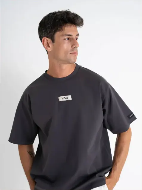 Camiseta gris over de VOID dpt. en estudio