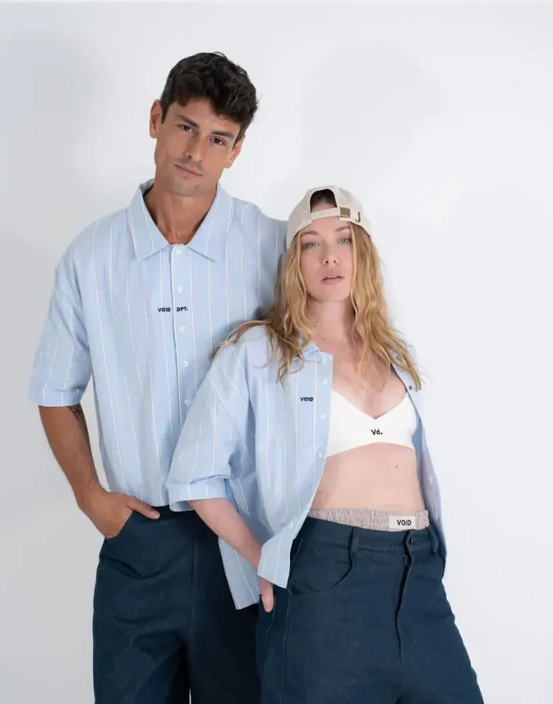 Pareja con la camisa de rayas crop de VOID dpt. en estudio