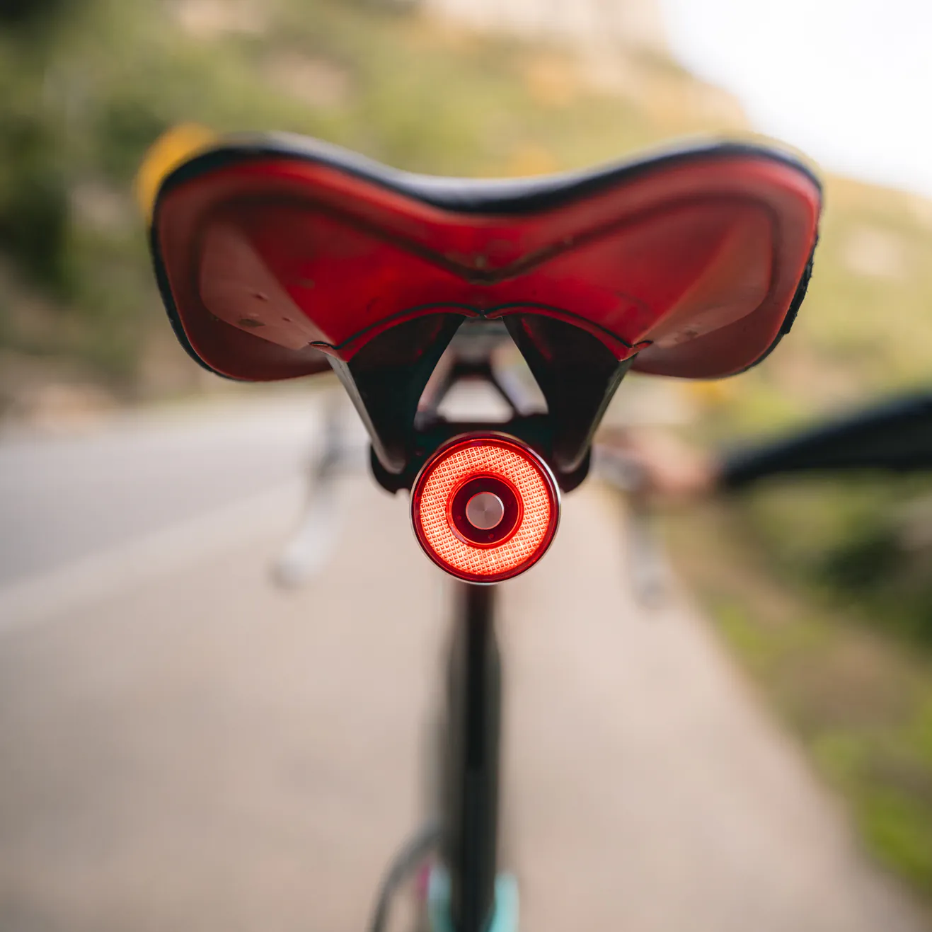 Luz trasera de Vairok instalada en una bicicleta